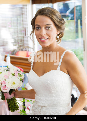 Heureuse mariée le jour de son mariage. Elle sourit. Banque D'Images