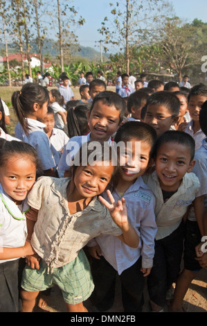 Portrait vertical de lots de l'école des enfants jouer ensemble à une école au Laos. Banque D'Images
