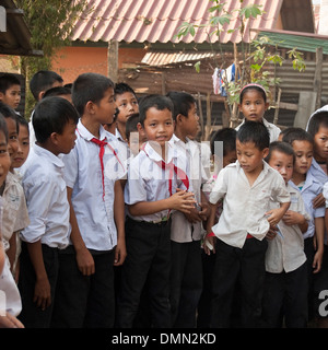 Portrait de lots carrés de l'école des enfants jouer ensemble à une école au Laos. Banque D'Images