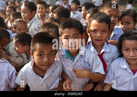 Portrait horizontal de lots de l'école des enfants jouer ensemble à une école au Laos. Banque D'Images