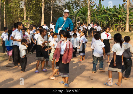 Portrait d'un horizontal de tourisme de l'Ouest s'impliquer dans des activités avec les enfants des écoles dans une école au Laos. Banque D'Images