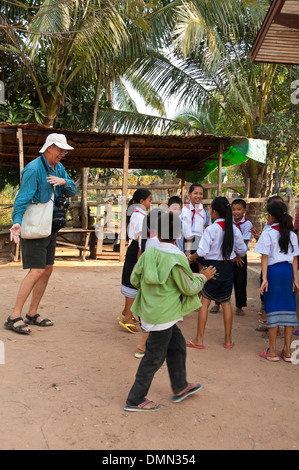 Portrait d'une verticale de tourisme de l'Ouest avec les enfants des écoles de danse dans une école au Laos. Banque D'Images