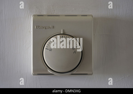 Honeywell thermostat de chauffage central situé à 20 degrés Banque D'Images