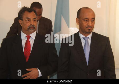 Mogadiscio, Somalie. 14Th Dec 2013. Représentant spécial de l'Union africaine pour la Somalie et chef de la Mission de l'Union africaine en Somalie (AMISOM), Mahamat Saleh Annadif (L), la Somalie et le ministre fédéral de la Défense, Abdihakim Mohamoud Haji-Faqi, participer à la cérémonie de passation du nouveau commandant de la section militaire de l'AMISOM, le Lieutenant-général Silas Ntigurirwa du Burundi, à Mogadiscio, capitale de la Somalie, le 16 décembre 2013. Ntigurirwa devrait conduire les troupes avec plus de 22 000 soldats pour faire pencher la balance du pouvoir contre Al-Shabaab, disent les analystes. © Faisal Miu/Xinhua/Alamy Live News Banque D'Images