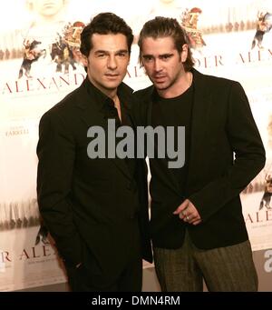 Colin Farrell (r) et Erol Sander (l) à la première Allemande de 'Alexander' à Cologne. Banque D'Images