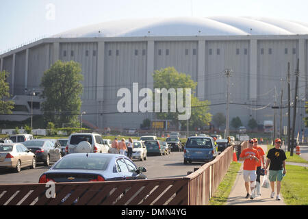 05 Septembre 2009 : Fans de marche à un parti d'avant-match avant la saison du samedi au Carrier Dome comme l'Orange de Syracuse se préparent à la bataille de visiter Minnesota Golden Gophers à Syracuse NY (crédit Image : © Global/ZUMApress.com) Southcreek Banque D'Images