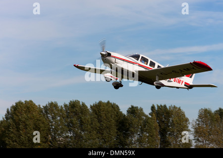 Piper PA-32-300 Cherokee Six G-SIMY en vol le décollage de Breighton Airfield Banque D'Images