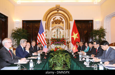 Hanoi, Vietnam. 14Th Dec 2013. Le secrétaire d'Etat John Kerry (2L) et vice-Premier ministre vietnamien et Ministre des affaires étrangères Pham Binh Minh (2e R) assister à une conférence à Hanoï, capitale du Vietnam, le 16 décembre 2013. Source : Xinhua/VNA/Alamy Live News Banque D'Images