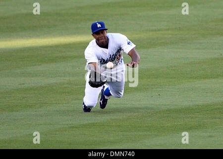 06 Septembre 2009 : action de jeu entre les Padres de San Diego et à Los Angeles au Dodger Stadium. Le Dodger champ centre Juan Pierre fait une capture de plongée pour fermer le haut de la quatrième manche. (Crédit Image : © Global/ZUMApress.com) Southcreek Banque D'Images
