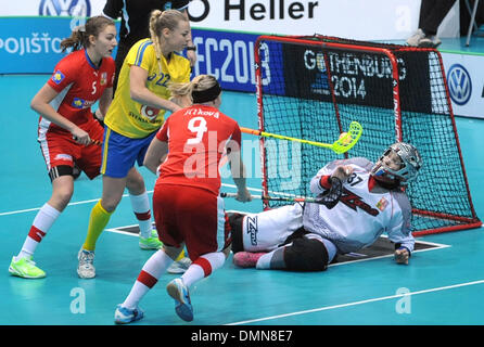 Ostrava, République tchèque 14 Décembre, 2013. De gauche à droite : Eliska Krupnova (CZE), Victoria Wikstrom (SWE), Kristyna Jilkova, Jana Christianova (CZE) pendant les Championnats du Monde de floorball match demi-finale la République tchèque contre la Suède à Ostrava, République tchèque, le samedi, 14 décembre 2013. © Jaroslav Ozana/CTK Photo/Alamy Live News Banque D'Images