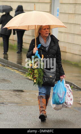 Bakewell, Derbyshire, Royaume-Uni. 14Th Dec 2013. La pluie et le ciel gris ne parviennent pas à convaincre les consommateurs de visiter les quartiers historiques du populaire marché Bakewell Lundi au coeur du Derbyshire Peak District. Credit : Deborah Vernon/Alamy Live News Banque D'Images