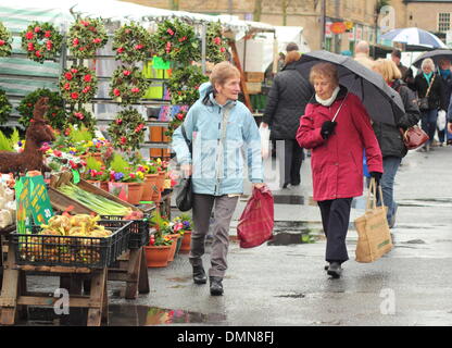 Bakewell, Derbyshire, Royaume-Uni. 14Th Dec 2013. La pluie et le ciel gris ne parviennent pas à convaincre les consommateurs de visiter les quartiers historiques du populaire marché Bakewell Lundi au coeur du Derbyshire Peak District. Credit : Deborah Vernon/Alamy Live News Banque D'Images