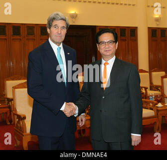 Hanoi, Vietnam. 14Th Dec 2013. Le secrétaire d'Etat John Kerry (L), serre la main du Premier ministre vietnamien Nguyen Tan Dung à Hanoi, capitale du Vietnam, le 16 décembre 2013. Source : Xinhua/VNA/Alamy Live News Banque D'Images