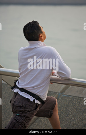 Jogger s'étend sur la promenade de Kowloon, Hong Kong. Banque D'Images