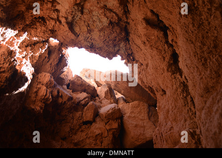 La lumière brille à travers une ouverture dans une grotte dans le Palo Duro Canyon State Park près de Amarillo au Texas l'Enclave Banque D'Images