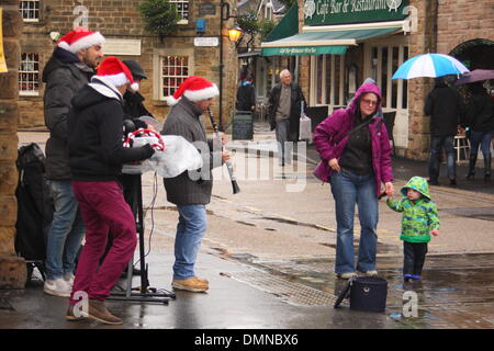 Bakewell, Derbyshire, Royaume-Uni. 14Th Dec 2013. La pluie ne parvient pas à dissuader les amuseurs de rue festive à l'exécution du marché à Bakewell Lundi du Derbyshire Peak District. Credit : Matthew Taylor/Alamy Live News Banque D'Images