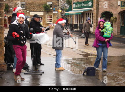 Bakewell, Derbyshire, Royaume-Uni. 14Th Dec 2013. La pluie ne parvient pas à dissuader les amuseurs de rue festive à l'exécution du marché à Bakewell Lundi du Derbyshire Peak District. Credit : Matthew Taylor/Alamy Live News Banque D'Images