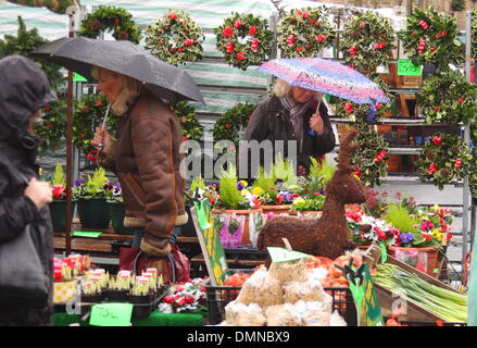 Bakewell, Derbyshire, Royaume-Uni. 14Th Dec 2013. La pluie ne parvient pas à convaincre les consommateurs du marché à Bakewell Lundi au coeur du Derbyshire Peak District. Credit : Matthew Taylor/Alamy Live News Banque D'Images