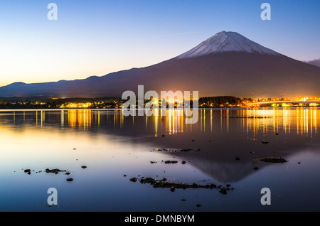 Mt. Fuji au crépuscule sur le lac Kawaguchi au Japon. Banque D'Images