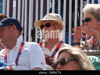 La Reine Margrethe II de Danemark assiste à l'épreuve de dressage équestre à Greenwich Park pendant les Jeux Olympiques de 2012 à Londres Londres Banque D'Images