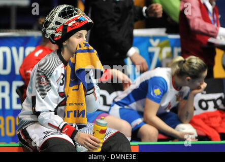 Ostrava, République tchèque. Le 15 décembre, 2013. Match de championnat du monde de floorball de femmes pour la troisième place la République tchèque contre la Suisse à Ostrava, en République tchèque, le dimanche, 15 Décembre, 2013. Le gardien tchèque Jana Christianova triste après le match. © Jaroslav Ozana/CTK Photo/Alamy Live News Banque D'Images