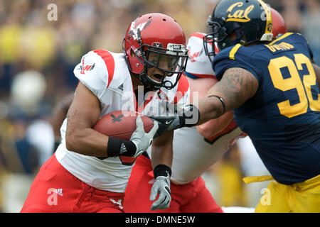 12 Septembre 2009 : Eastern Washington deuxième tournant retour Tyler Hart s'exécute par le joueur de ligne défensive sophomore Cal Trevor Guyton durant la NCAA football match entre l'Eastern Washington University et l'Université de Californie à Berkeley dans Memorial Stadium, CA. Â© Matt Cohen / Southcreek Global 2009 (Crédit Image : © Global/ZUMApress.com) Southcreek Banque D'Images