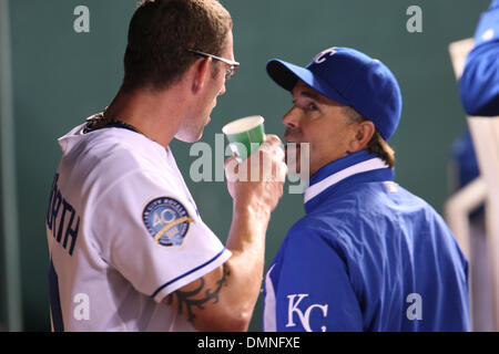 21 août 2009 - Kansas City, Missouri, États-Unis - 21 août 2009 : Kansas City Royals lanceur droitier Kyle Farnsworth (40) dans une discussion animée avec le Kansas City Royals manager Trey Hillman (22) au cours d'un match de baseball de vendredi, les Twins du Minnesota a défait les Kansas City Royals 5-4 en 10 manches au Kauffman Stadium de Kansas City, MO. (Crédit Image : © James Allison/ZUMAp Southcreek/mondial Banque D'Images