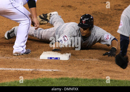 21 août 2009 - Kansas City, Missouri, États-Unis - 21 août 2009 : Minnesota Twins center fielder Carlos Gomez (22) glisse d'avant en arrière en toute sécurité pendant une tentative de prélèvement au cours d'un match de baseball de vendredi, les Twins du Minnesota a vaincu les Royals de Kansas City 5-4 en 10 manches au Kauffman Stadium de Kansas City, MO. (Crédit Image : © James Allison/ZUMApress.com) Southcreek/mondial Banque D'Images