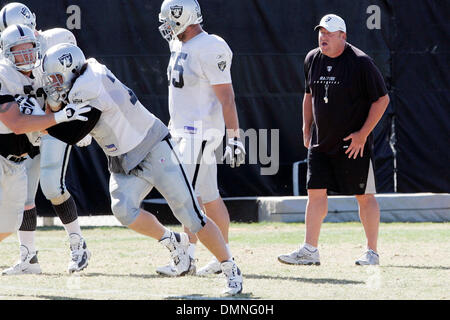 Mercredi oct. 26, 2009 Napa, CA - Oakland Raiders l'entraîneur-chef Tom câbles ligne offensive exercices pendant la pratique de l'après-midi le mercredi 26 août. .Jorgen Gulliksen/Register (crédit Image : © Napa Valley Register/ZUMApress.com) Banque D'Images