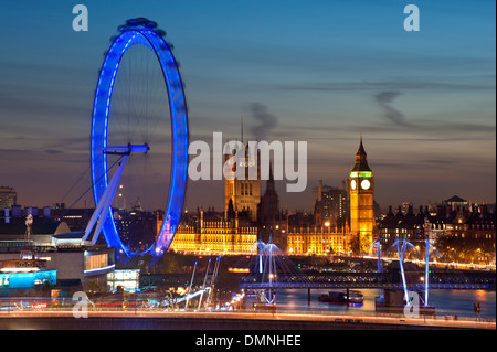 Chambres du Parlement, Big Ben et London Eye night skyline Banque D'Images