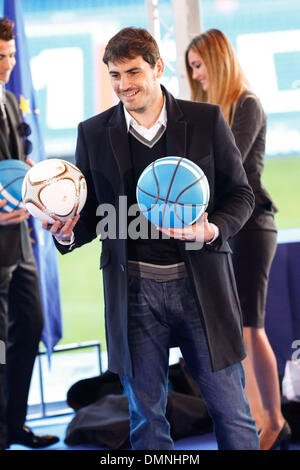 Madrid, Madrid, Espagne. 14Th Dec 2013. Iker Casillas distribuant présente à un événement de la fondation Real Madrid, ''aucun enfant sans un jouet pour Noël'', dans l'honneur de la de Palco Santiago Bernabeu, le 16 novembre 2013 à Madrid, Espagne Credit : Sl/Madridismo Madridismo/ZUMAPRESS.com/Alamy Live News Banque D'Images