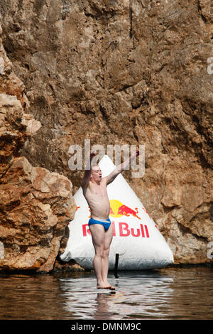 18 sept 2009 - Athènes, Grèce - un cliff diver se prépare pour le Red Bull Cliff Diving Series 2009 grande finale le 20 septembre au lac Vouliagmeni, juste à l'extérieur d'Athènes. (Crédit Image : © Vafeiadakis Aristidis/ZUMA Press) Banque D'Images