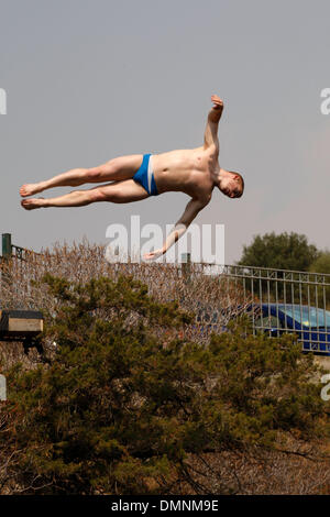 18 sept 2009 - Athènes, Grèce - un cliff diver se prépare pour le Red Bull Cliff Diving Series 2009 grande finale le 20 septembre au lac Vouliagmeni, juste à l'extérieur d'Athènes. (Crédit Image : © Vafeiadakis Aristidis/ZUMA Press) Banque D'Images