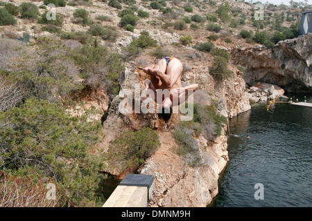 18 sept 2009 - Athènes, Grèce - un cliff diver Orlando Duque se prépare pour le Red Bull Cliff Diving Series 2009 grande finale le 20 septembre au lac Vouliagmeni, juste à l'extérieur d'Athènes. (Crédit Image : © Vafeiadakis Aristidis/ZUMA Press) Banque D'Images