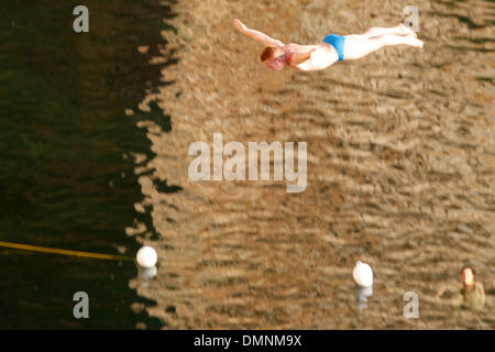 18 sept 2009 - Athènes, Grèce - un plongeur plongée falaise pratique de 26 mètres élevée avant le Red Bull Cliff Diving Series 2009 grande finale le 20 septembre au lac Vouliagmeni, juste à l'extérieur d'Athènes. (Crédit Image : © Vafeiadakis Aristidis/ZUMA Press) Banque D'Images