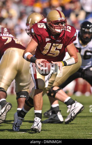 26 septembre 2009 - Chestnut Hill, Massachusetts, États-Unis - 26 septembre 2009 : Boston College quarterback Dave Shinskie (15) revient dans la main pendant le service Forest vs Boston College Football Match à Alumni Stadium à Chestnut Hill, MA. (Crédit Image : © Geoff Bolte/ZUMApress.com) Southcreek/mondial Banque D'Images