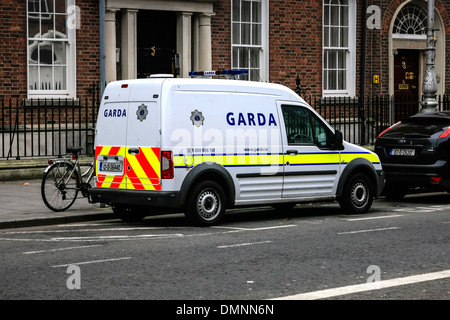 Véhicule de police irlandais avec le nom gaélique GARDA peintes sur le côté Banque D'Images