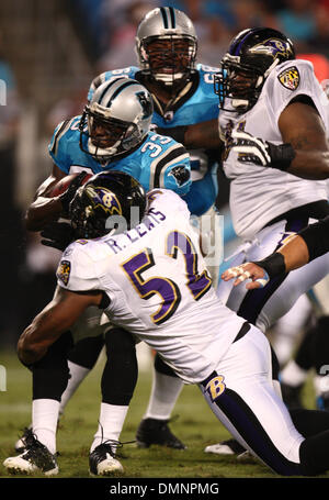 Le 29 août 2009 - Charlotte, Caroline du Nord, États-Unis - 29 août 2009 : Panthers Mike Goodson running back # 33 est ramené par Baltimore Ravens secondeur Ray Lewis # 52. Les Ravens de Baltimore a vaincu les Panthers 17-13 à la moitié au stade Bank of America à Charlotte, NC. (Crédit Image : © Margaret Bowles/ZUMApress.com) Southcreek/mondial Banque D'Images