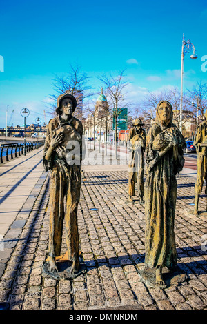 La famine irlandaise Sculptures sur Custom House Quay à Dublin en Irlande Banque D'Images