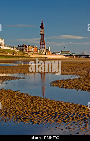 À marée basse, la mer d'Irlande expose de vastes étendues de plages de sable ondulant le long du front de mer de Blackpool. Banque D'Images