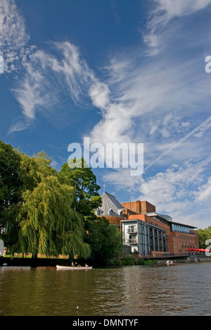 Royal Shakespeare Theatre et rivière Avon au cœur de Stratford-upon-Avon, Warwickshire. Banque D'Images