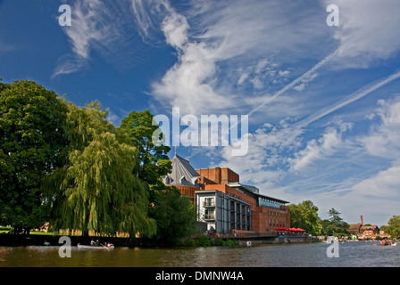 Royal Shakespeare Theatre et rivière Avon au cœur de Stratford-upon-Avon, Warwickshire. Banque D'Images