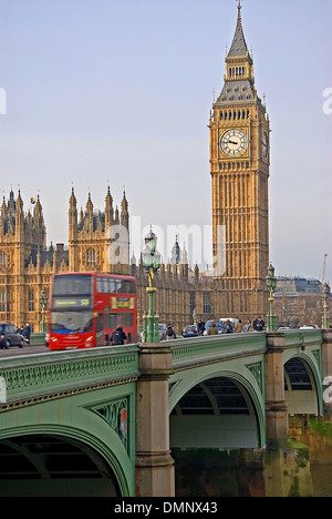 Big Ben, le Palais de Westminster et la Tamise sont des destinations emblématique au coeur de Londres. Banque D'Images