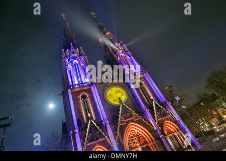 Pays-bas, Eindhoven, Light festival appelé GLOW 2013. Le projet Oeil de temps de groupe d'artistes français dix Coz. Church Banque D'Images