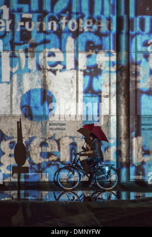 Pays-bas, Eindhoven, Light festival appelé GLOW 2013. Cycliste avec Senz parapluie tempête Banque D'Images