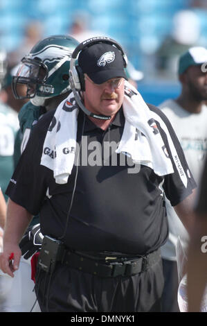 13 septembre 2009 - Charlotte, Caroline du Nord, États-Unis - 13 septembre 2009 : Philadelphia Eagle Head coach Andy Reid regarde son équipe excelle sur le terrain. Les Philadelphia Eagles défait les Panthers 38-10 au stade Bank of America à Charlotte, Caroline du Nord. (Crédit Image : © Margaret Bowles/ZUMApress.com) Southcreek/mondial Banque D'Images