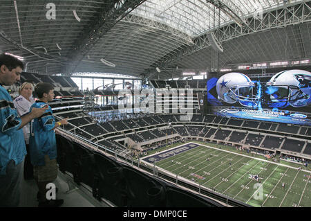 28 septembre 2009 - Arlington, Texas, États-Unis - 28 septembre 2009 : Carolina Panthers admirer des fans du stade Cowboy. Les Cowboys de Dallas ont joué les Panthers à Cowboy Stadium à Arlington, au Texas. (Crédit Image : © Margaret Bowles/ZUMApress.com) Southcreek/mondial Banque D'Images