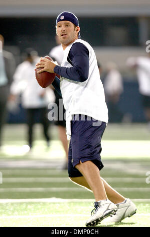 28 septembre 2009 - Arlington, Texas, États-Unis - 28 septembre 2009 : Cowboy quarterback Tony Romo se réchauffe avant le match contre les Panthers. Les Cowboys de Dallas ont joué les Panthers à Cowboy Stadium à Arlington, au Texas. (Crédit Image : © Margaret Bowles/ZUMApress.com) Southcreek/mondial Banque D'Images