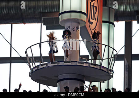 28 septembre 2009 - Arlington, Texas, États-Unis - 28 septembre 2009 : Le Dallas Cowboy dancers de divertir la foule au-dessus de la gare. Les Dallas Cowboys défait les Panthers 21-7 au stade de cow-boy à Arlington, au Texas. (Crédit Image : © Margaret Bowles/ZUMApress.com) Southcreek/mondial Banque D'Images