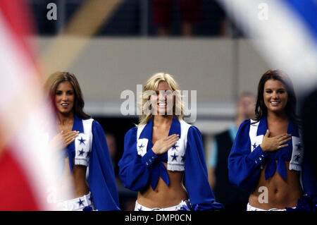 28 septembre 2009 - Arlington, Texas, États-Unis - 28 septembre 2009 : Dallas Cowboy cheerleaders écouter l'hymne national. Les Dallas Cowboys défait les Panthers 21-7 au stade de cow-boy à Arlington, au Texas. (Crédit Image : © Margaret Bowles/ZUMApress.com) Southcreek/mondial Banque D'Images